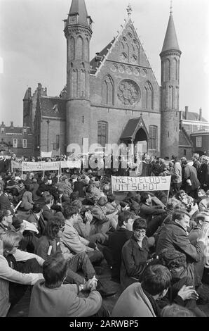 Manifestation étudiante sur allocation d'étude, défilé d'Amsterdam à la Haye Les Étudiants arrivent avec des bannières au Haagse Binnenhof Date: 28 septembre 1966 lieu: La Haye, Zuid-Holland mots clés: Manifestations, visites de protestation, bannières, étudiants Banque D'Images