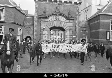 Manifestation étudiante sur allocation d'étude, défilé d'Amsterdam à la Haye Les Étudiants arrivent avec des bannières au Haagse Binnenhof Date: 28 septembre 1966 lieu: La Haye, Zuid-Holland mots clés: Manifestations, visites de protestation, bannières, étudiants Banque D'Images