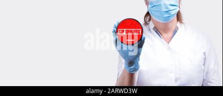 Femme docteur main tenant signe avec texte stop coronavirus 2019 ncov virus infection prévention bannière concept. Banque D'Images