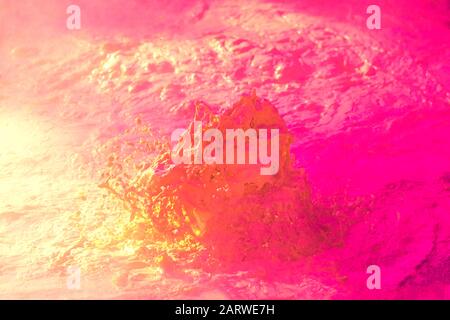 Source d'eau chaude bouillante, parc national de Fumarale Yellowstone Banque D'Images