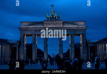 29 janvier 2020, Berlin: Les nuages sombres passent au-dessus de la porte de Brandebourg le soir. Photo: Paul Zinken/Dpa Banque D'Images