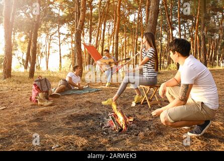 Les jeunes amis passent un week-end en forêt Banque D'Images