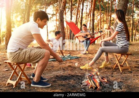 Les jeunes amis passent un week-end en forêt Banque D'Images