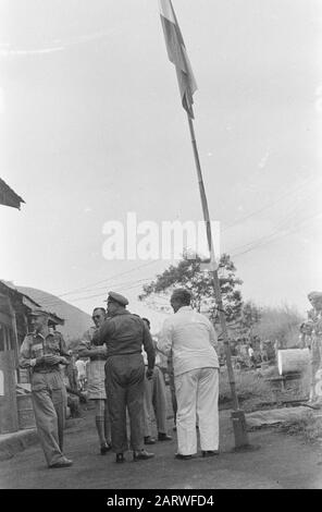 Visite d'orientation sur la côte est de Sumatra de Karo-plateau (SOK) les 6 et 7 mars a le Wali Negara du Negara Sumatera Timoer, Dr. T. Mansuer en compagnie de Tengkoe Hafas et le chef du Service d'information, M. [Orang Kaya] Ramli a visité une section de la côte est, à savoir le Karo-plateau Date : 6 mars 1948 lieu : Indonésie, Antilles néerlandaises de l'est, Sumatra Banque D'Images