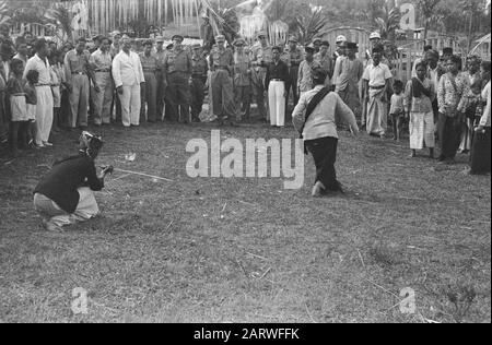 Visite d'orientation sur la côte est de Sumatra de Karo-plateau (SOK) les 6 et 7 mars a le Wali Negara du Negara Sumatera Timoer, Dr. T. Mansuer en compagnie de Tengkoe Hafas et le chef du Service d'information, M. [Orang Kaya] Ramli a visité une section de la côte est, à savoir le Karo-plateau Date : 6 mars 1948 lieu : Indonésie, Antilles néerlandaises de l'est, Sumatra Banque D'Images