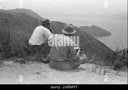 Visite d'orientation sur la côte est de Sumatra du plateau de Karo (SOK) : Les 6 et 7 mars, le Wali Negara Sumatera Timoer, le Dr T. Mansuer, en compagnie de Tengkoe Hafas, et le chef du Service de l'information, M. [Orang Kaya] Ramli, ont visité une visite d'orientation dans une partie de la côte est, à savoir le plateau de Karo. Certains membres de la société au lac Toba Date : 6 mars 1948 lieu : Indonésie, Antilles néerlandaises de l'est, Sumatra Banque D'Images