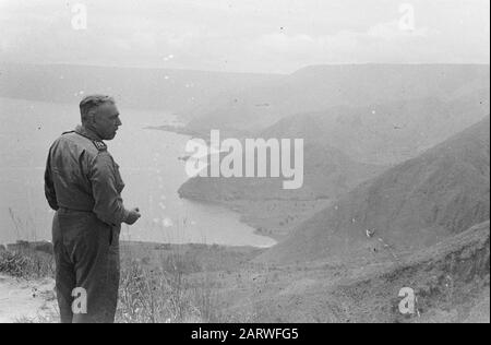 Visite d'orientation sur la côte est de Sumatra du plateau de Karo (SOK) : Les 6 et 7 mars, le Wali Negara Sumatera Timoer, le Dr T. Mansuer, en compagnie de Tengkoe Hafas, et le chef du Service de l'information, M. [Orang Kaya] Ramli a effectué une visite d'orientation dans une partie de la côte est, à savoir le plateau de Karo. Le général Scholten regarde le panorama du lac Toba Date : 6 mars 1948 lieu : Indonésie, Antilles orientales néerlandaises, Sumatra Banque D'Images