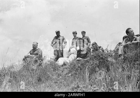 Visite d'orientation sur la côte est de Sumatra du plateau de Karo (SOK) : Les 6 et 7 mars, le Wali Negara Sumatera Timoer, le Dr T. Mansuer, en compagnie de Tengkoe Hafas, et le chef du Service de l'information, M. [Orang Kaya] Ramli, ont visité une visite d'orientation dans une partie de la côte est, à savoir le plateau de Karo. Certains membres de la société au lac Toba Date : 6 mars 1948 lieu : Indonésie, Antilles néerlandaises de l'est, Sumatra Banque D'Images