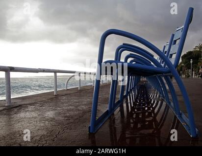 Photo à angle bas des chaises bleues qui réfléchit au sol à la plage Banque D'Images