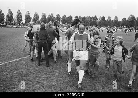 Volewijckers vs AGOVV 3-0, Volewijckers champion tweed division Supporters entourent les joueurs après le match; par la victoire Les Volewijckers sont champion de la deuxième division Date: 6 juin 1971 lieu: Amsterdam, No  LW AT  -Holland mots clés: Champions, sports, supporters, football, footballeurs Nom de l'institution: Volewijkers Banque D'Images