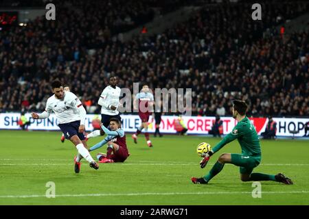 Stade De Londres, Londres, Royaume-Uni. 29 janvier 2020. Anglais Premier League Football, West Ham United contre Liverpool; Alex Oxlade-Chamberlain de Liverpool pousses et scores pour 0-2 dans la 52ème minute - Strictement usage éditorial Seulement. Aucune utilisation avec des contenus audio, vidéo, données, listes de structures, logos de clubs/ligues ou services en direct non autorisés. En ligne en correspondance utilisez limité à 120 images, pas d'émulation vidéo. Aucune utilisation dans les Paris, les jeux ou les publications d'un club/ligue/joueur crédit: Action plus Sports/Alay Live News Banque D'Images