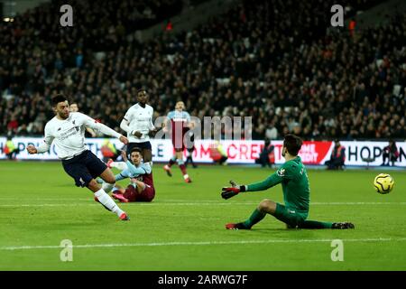 Stade De Londres, Londres, Royaume-Uni. 29 janvier 2020. Anglais Premier League Football, West Ham United contre Liverpool; Alex Oxlade-Chamberlain de Liverpool pousses et scores pour 0-2 dans la 52ème minute - Strictement usage éditorial Seulement. Aucune utilisation avec des contenus audio, vidéo, données, listes de structures, logos de clubs/ligues ou services en direct non autorisés. En ligne en correspondance utilisez limité à 120 images, pas d'émulation vidéo. Aucune utilisation dans les Paris, les jeux ou les publications d'un club/ligue/joueur crédit: Action plus Sports/Alay Live News Banque D'Images