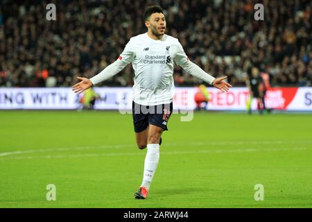 Londres, Royaume-Uni. 29 janvier 2020. Alex Oxlaide-Chamberlain de Liverpool célèbre la notation du deuxième but de son équipe. Match de la Premier League, West Ham United / Liverpool au London Stadium, Parc olympique Queen Elizabeth à Londres le mercredi 29 janvier 2020. Cette image ne peut être utilisée qu'à des fins éditoriales. Utilisation éditoriale uniquement, licence requise pour une utilisation commerciale. Aucune utilisation dans les Paris, les jeux ou une seule édition de club/ligue/joueur . pic par Steffan Bowen/Andrew Orchard sports photographie/Alay Live news crédit: Andrew Orchard sports photographie/Alay Live News Banque D'Images