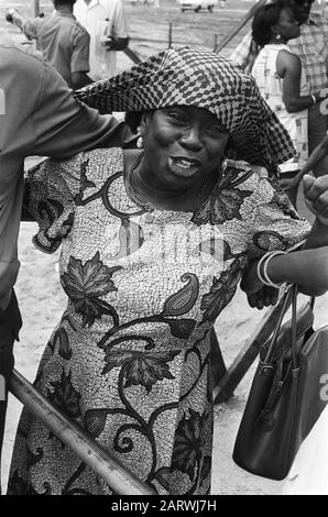 Suriname, Street images in Paramaribo; gai créole femme, deux créoles femmes, trois créoles femmes Date: 1 avril 1975 mots clés: Stree DEVRAIT, femmes Banque D'Images