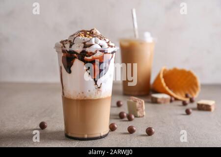 Une tasse de délicieux café à la frappe sur la table Banque D'Images