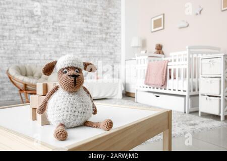 Cubes en bois avec mouflon sur table dans la chambre des enfants Banque D'Images