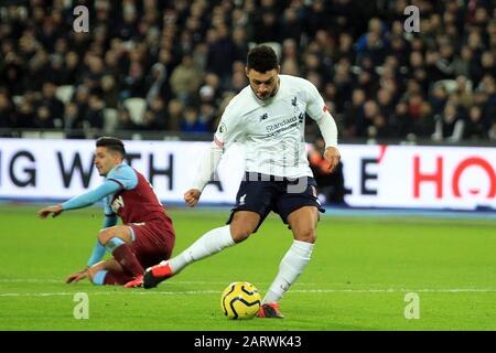 Londres, Royaume-Uni. 29 janvier 2020. Alex Oxlaide-Chamberlain de Liverpool obtient le deuxième but de son équipe. Match de la Premier League, West Ham United / Liverpool au London Stadium, Parc olympique Queen Elizabeth à Londres le mercredi 29 janvier 2020. Cette image ne peut être utilisée qu'à des fins éditoriales. Utilisation éditoriale uniquement, licence requise pour une utilisation commerciale. Aucune utilisation dans les Paris, les jeux ou une seule édition de club/ligue/joueur . pic par Steffan Bowen/Andrew Orchard sports photographie/Alay Live news crédit: Andrew Orchard sports photographie/Alay Live News Banque D'Images