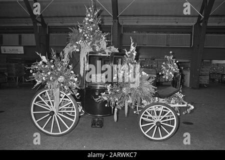 Préparation Bloemencorso Aalsmeer, wagon dans la salle des enchères Date : 3 septembre 1971 lieu : Aalsmeer, Noord-Holland mots clés : Flower CORSOSEN, vente aux enchères, voitures Banque D'Images