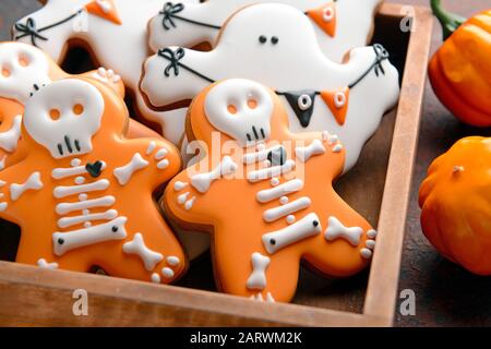 Cookies créatifs pour la célébration d'Halloween dans une boîte sur la table Banque D'Images