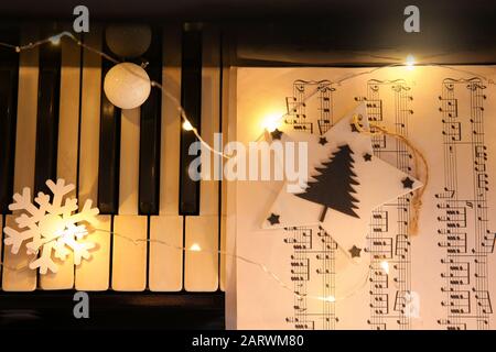 Clavier piano avec décor de Noël et feuille de musique, vue sur le dessus Banque D'Images