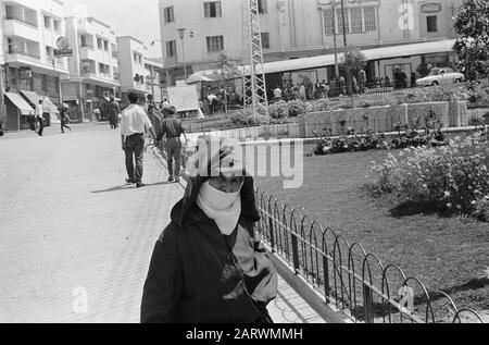 Tanger (Maroc). Numéro 20 entrée (porte) de Kashbah, numéro 18 Veil femme Date: 9 août 1967 lieu: Maroc mots clés: Kashbahs, VEEKS, entrées, femmes Banque D'Images