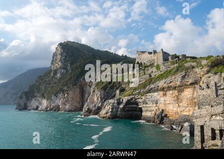 Le château d'Andrea Doria est la forteresse génoise sur la côte escarpée de Porto Venere. Banque D'Images