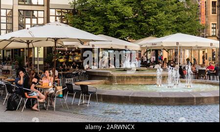 Neurenberg, Bavière / Allemagne - 07 26 2018 : touristes assis autour de la fontaine et sur une terrasse dans la vieille ville Banque D'Images