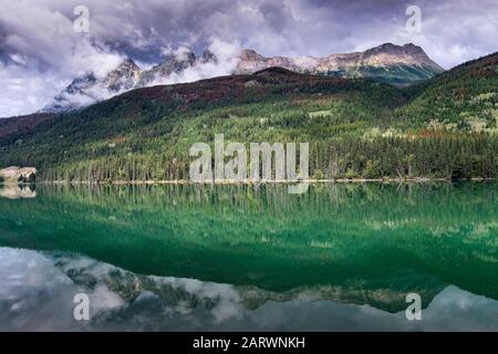 Mount Fitzwilliam se reflète dans le lac Yellowhead au tournant de l'automne, parc provincial du Mont Robson, Rocheuses canadiennes, Colombie-Britannique, Canada Banque D'Images