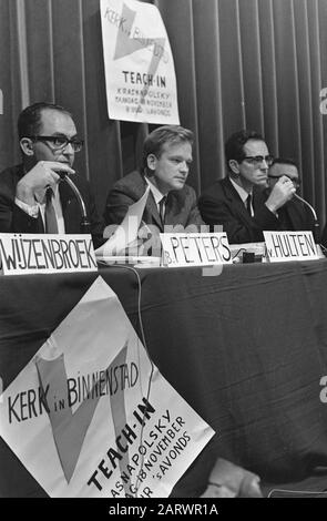 Apprenez-en plus sur l'église dans le centre-ville de Kras v.l.n.n. M. Peters, Hutten en Plantinga (apprentissage du président) Date : 18 novembre 1968 mots clés : Églises, réunions, présidents : Kroon, Ron/Annefo Banque D'Images