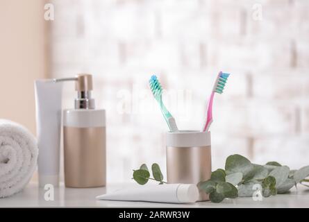 Brosses à dents avec pâte sur table dans la salle de bains Banque D'Images