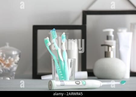 Différentes brosses à dents sur la table dans la salle de bains Banque D'Images