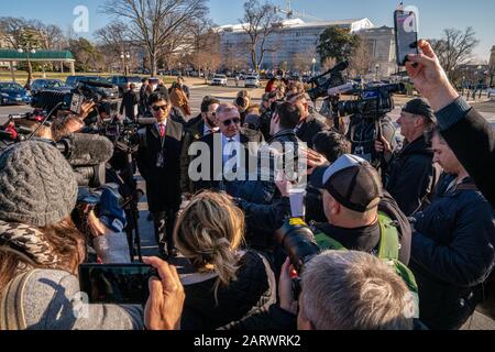 L'associé Giuliani Lév Parnas s'adresse aux médias en dehors du Capitole des États-Unis avec son avocat Joseph Bondy après avoir assisté au procès de destitution du Sénat du président Donald J.Trump au Capitole des États-Unis à Washington, DC le mercredi 29 janvier 2020. Trump est confronté à deux articles de destitution : abus de pouvoir et obstruction du congrès. Photo de Ken Cedeno/UPI Banque D'Images