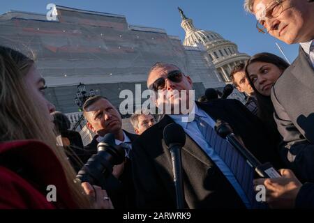 L'associé Giuliani Lév Parnas s'adresse aux médias en dehors du Capitole des États-Unis avec son avocat Joseph Bondy après avoir assisté au procès de destitution du Sénat du président Donald J.Trump au Capitole des États-Unis à Washington, DC le mercredi 29 janvier 2020. Trump est confronté à deux articles de destitution : abus de pouvoir et obstruction du congrès. Photo de Ken Cedeno/UPI Banque D'Images