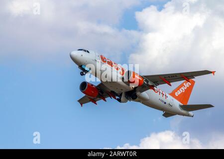 Budapest, Hongrie - 09 14 2011: Compagnie aérienne économique Easyjet décollant de l'aéroport international Liszt Ferenc, Budapest. Banque D'Images