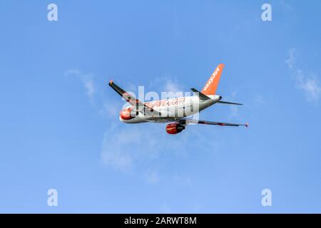 Budapest, Hongrie - 09 14 2011: Compagnie aérienne économique Easyjet décollant de l'aéroport international Liszt Ferenc, Budapest. Banque D'Images