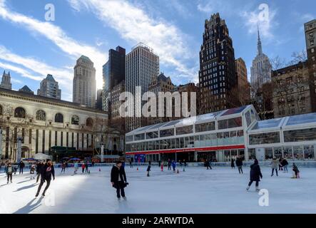 New YORK (Manhattan), États-Unis: 20 janvier 2018: Bryant Park hiver patinoire le matin avec des bâtiments de milieu de ville en arrière-plan. Banque D'Images