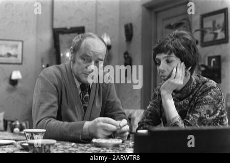 Série télévisée prostitution des jeunes VARA Date : 27 décembre 1971 mots clés : série télévisée Nom de l'institution : Vara Banque D'Images