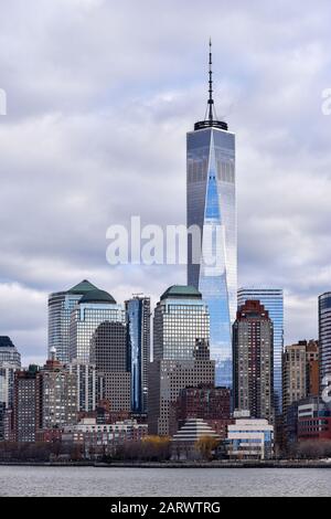 New YORK CITY (MANHATTAN), NY / USA -24 JANVIER 2018: Horizon de Manhattan vu du bord de mer de la rivière Hudson par un jour nuageux. Banque D'Images