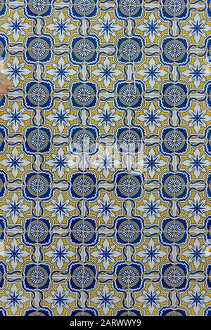 Motif patchwork transparent de tuiles traditionnelles portugaises dans des couleurs bleues, influencé par les maures. Banque D'Images