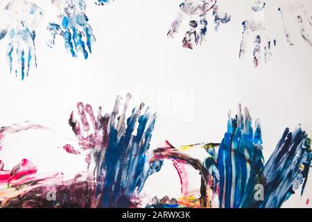 Gros fragment de peinture acrylique abstraite colorée réalisée par les mains des enfants Banque D'Images