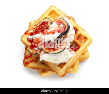 Gaufres savoureuses avec figue et glace sur fond blanc Banque D'Images