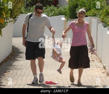 Kate et Gerry McCann emportant leur plus jeune fille Amélie à la crèche pour enfants au Ocean Club de Praia Da Luz, tandis que la recherche continue pour leur fille manquante Madeleine qui a été enlevée du complexe le 3 mai 2007. Banque D'Images