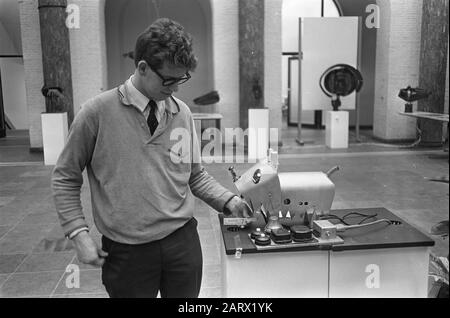 Exposition The Rekentuig in hall Virgin House, The Dog of Pavlov Date: 2 février 1968 mots clés: Expositions Nom de l'institution: Virgin House Banque D'Images