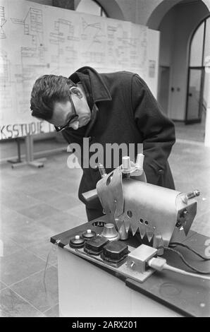 Exposition The Rekentuig in hall Virgin House, The Dog of Pavlov Date: 2 février 1968 mots clés: Expositions Nom de l'institution: Virgin House Banque D'Images