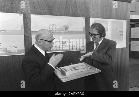 Exposition City Hall Competition Amsterdam in the RAI a ouvert Samkalden (à gauche) et Holzbauer avec modèle Date: 21 mars 1969 lieu: Amsterdam, Noord-Holland mots clés: Modèles expositions Nom personnel: Holzbauer, Wilhelm, Samkalden, Ivo Nom de l'institution: RAI Banque D'Images