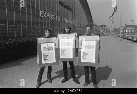 Exposition City Hall Competition Amsterdam in the RAI a ouvert Des Manifestants Date: 21 mars 1969 lieu: Amsterdam, Noord-Holland mots clés: Manifestants, expositions Nom de l'institution: RAI Banque D'Images