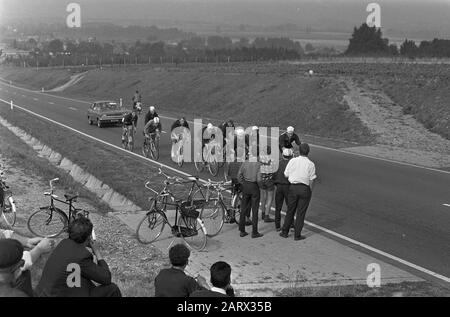 Préparatifs coupe du monde sur la route à Heerlen (Nuth). Coureurs et public au Kunraderberg Date: 28 août 1967 lieu: Heerlen, Nuth mots clés: Public, sport, championnats du monde, cyclisme Banque D'Images