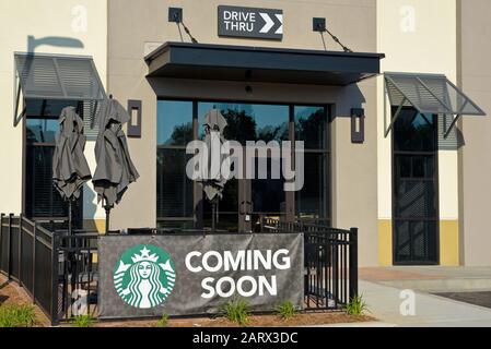 Villa Rica, GA / USA - 13 mai 2018 - Bientôt s'afficher devant un nouveau Starbucks Coffee Shop se préparer à l'ouverture. Banque D'Images