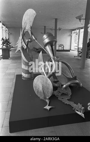 Vue sur une partie de l'exposition de Wessel Couzijn au musée Stedelijk Amsterdam. Au premier plan l'Impérialiste Date: 10 mai 1968 mots clés: Musées, expositions Nom personnel: COUZEN WESSEL Banque D'Images