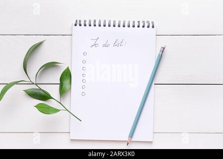 Vide pour faire la liste et le crayon sur fond blanc en bois Banque D'Images